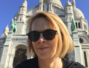 Laura mit Sonnenbrille vor einer Kirche